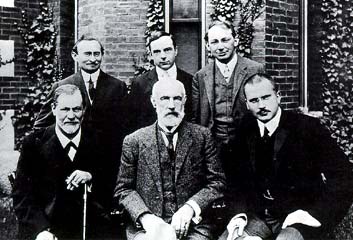 Hall_Freud_Jung_in_front_of_Clark_1909.jpg