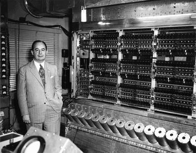 یان فون نویمان، در کنار کامپیوتر IAS در 1952